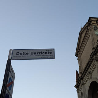 Un panneau de signalisation indiquant la Plazza Delle Barricate: "In ricordo delle barricate antifasciste di Parma, 1-6 Agosto 1922" (En mémoire des barricades antifacistes de Parme, 1-6 Août 1922)